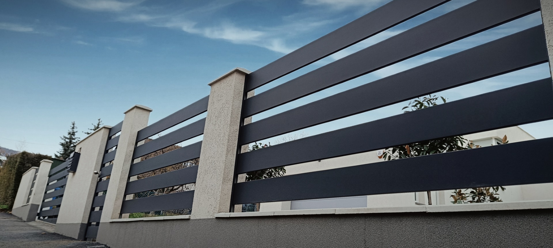 Modern kerítés rozsdamentes kivitelben, országosan is - Lukács Vas