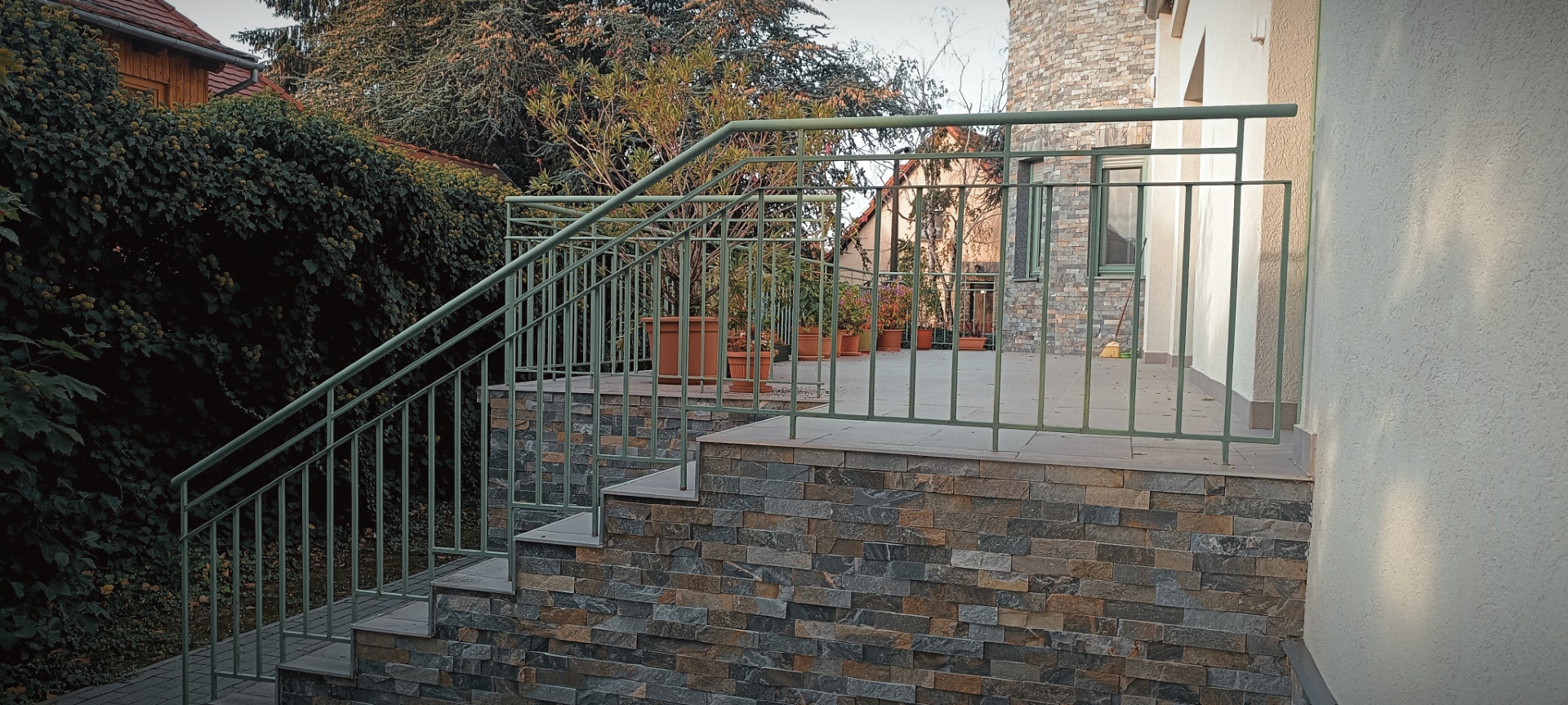 Kültéri korlát, kapaszkodó időjárásálló felületkezeléssel - Lukács Vas