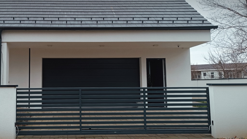 Modern kerítés, rozsdamentes és profi felületkezelt kivitelezéssel, Lukács Vas