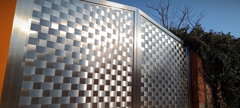 Rozsdamentes kapubeálló, időjárásálló kivitel - Lukács Vas