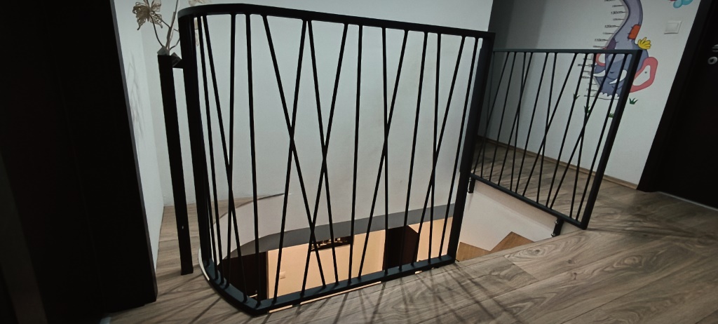 Beltéri korlát, kapaszkodó gyártása, kivitelezése, minőségi felületkezeléssel